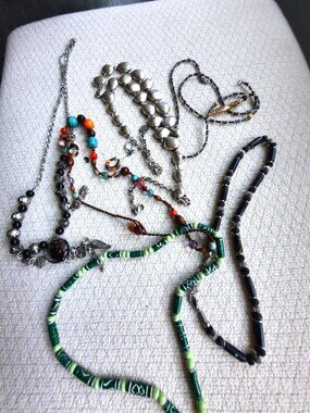 Lot of vintage costume jewelry, 6 necklaces